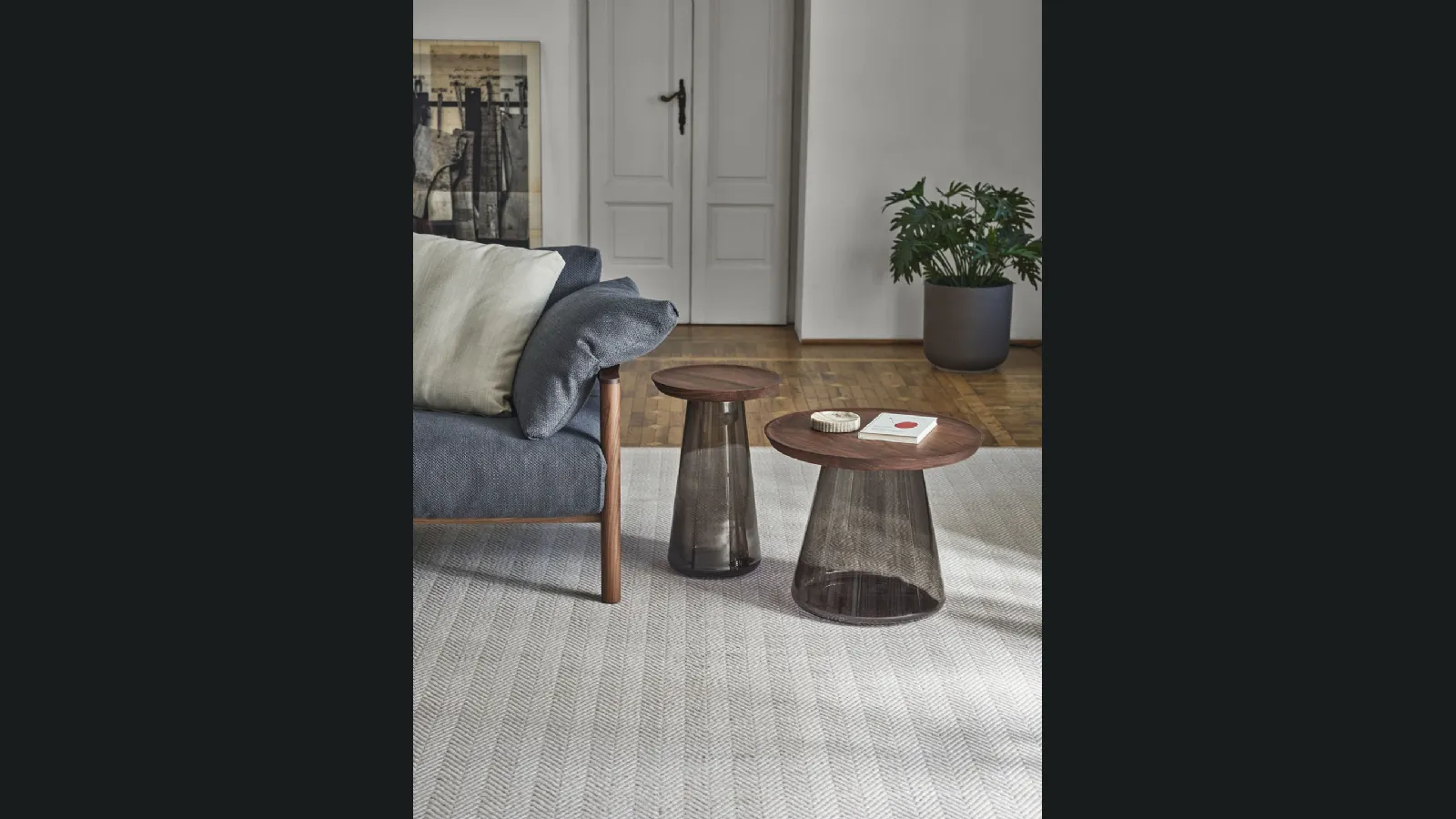 Tavolino Jig con top in noce e base in vetro di Porada