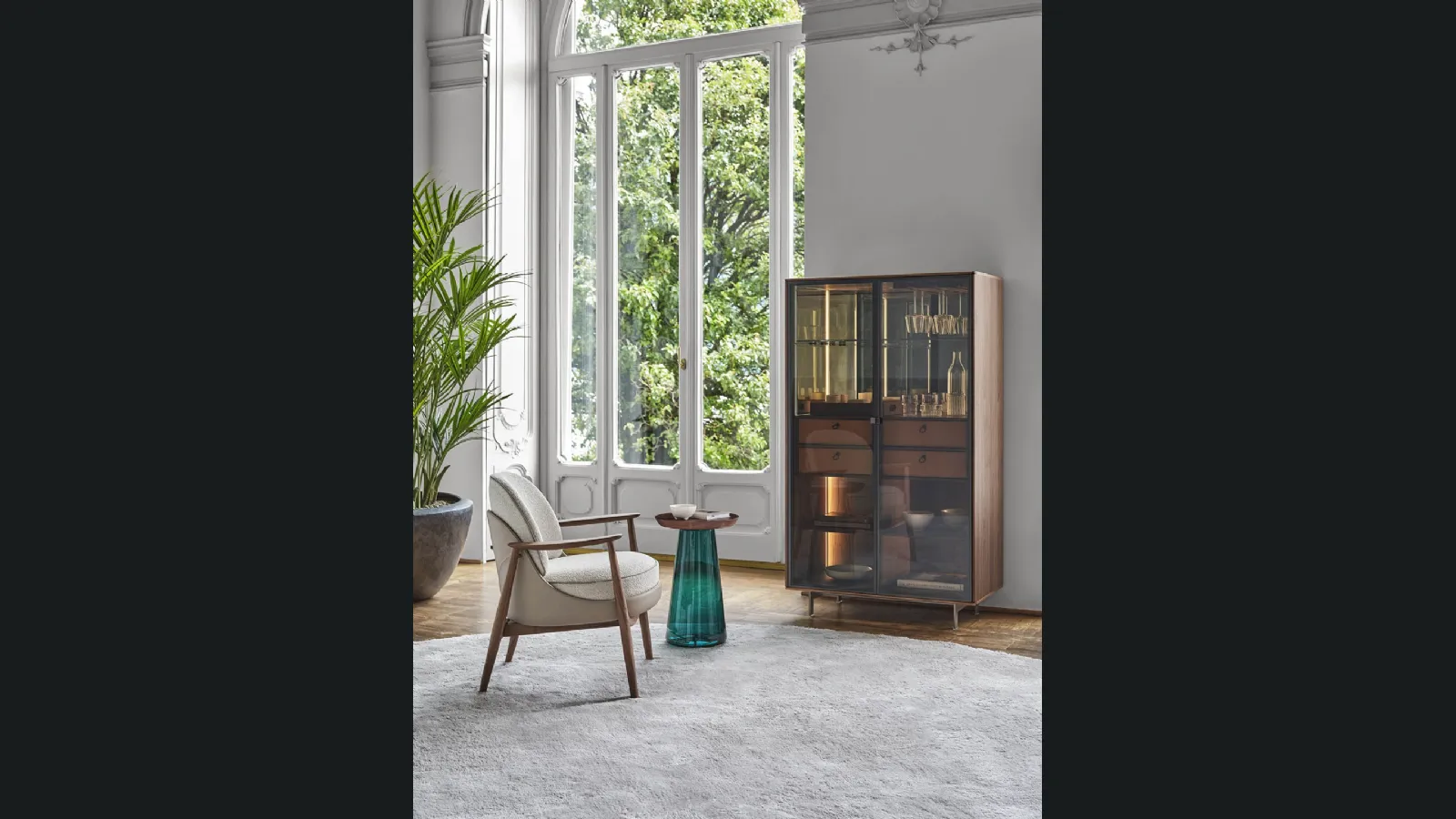 Tavolino Jig con top in noce e base in vetro di Porada