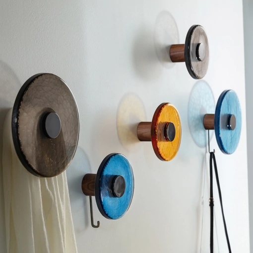 Appendiabiti da parete con struttura in massello di noce canaletta e disco in vetro fuso Jupiter di Porada