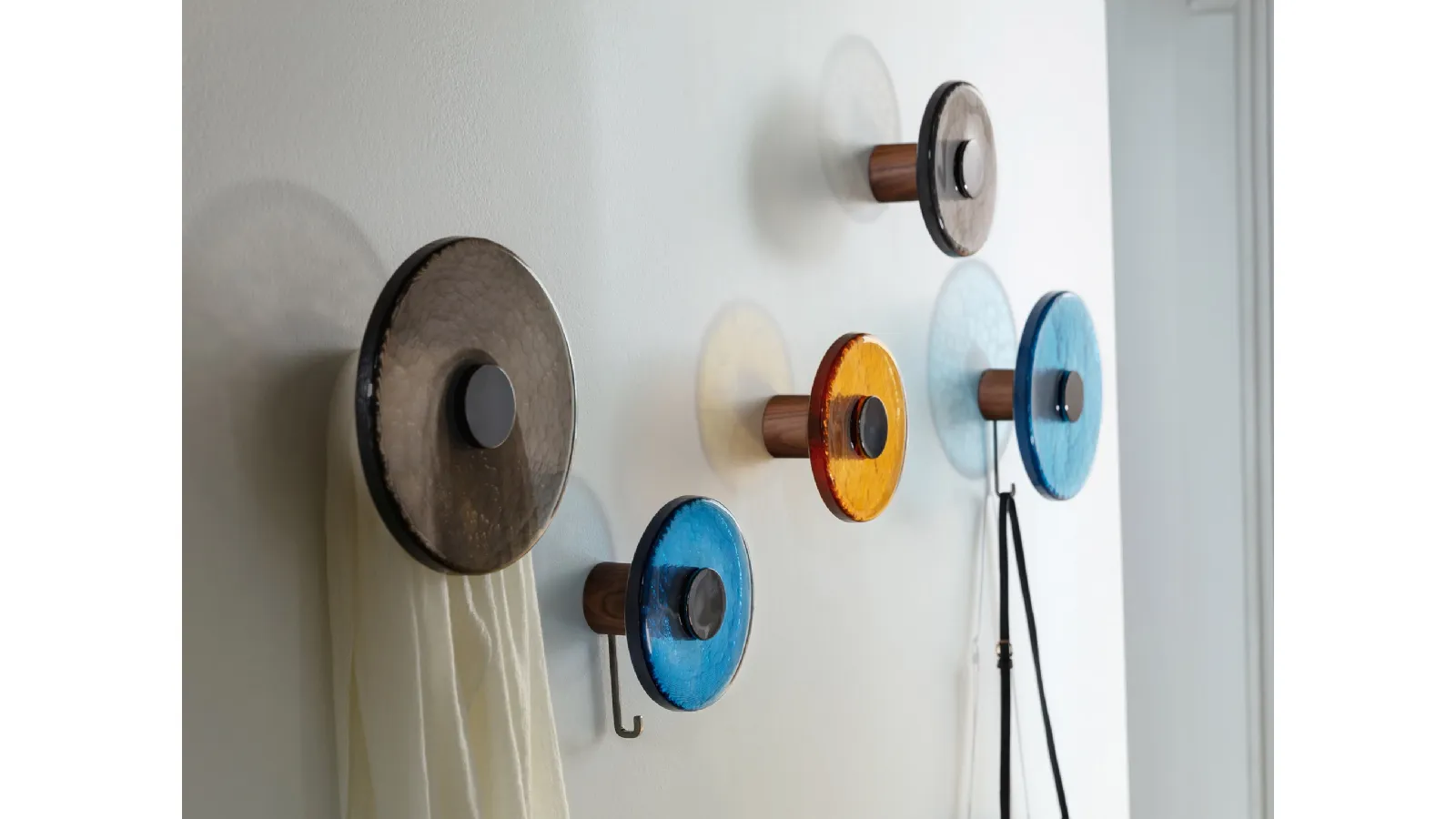 Appendiabiti da parete con struttura in massello di noce canaletta e disco in vetro fuso Jupiter di Porada