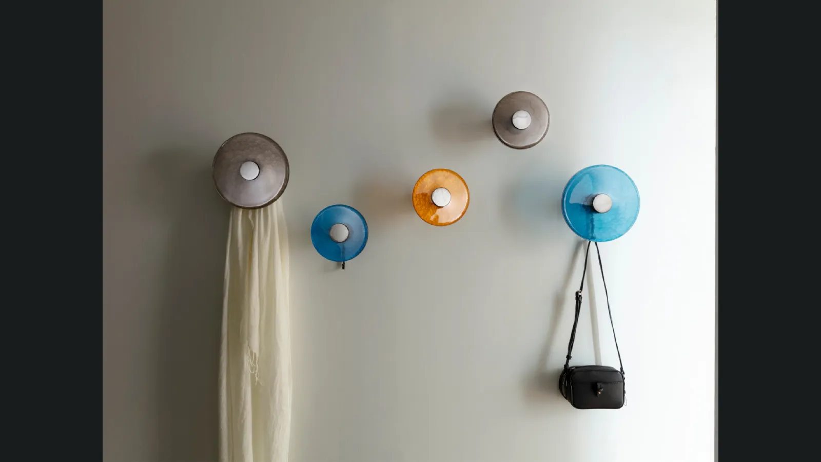 Appendiabiti da parete con struttura in massello di noce canaletta e disco in vetro fuso Jupiter di Porada