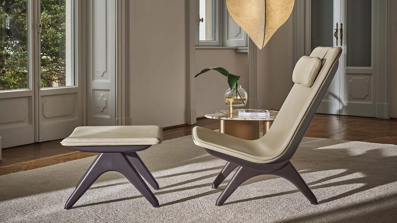 Pouf Koko in pelle e legno di Porada