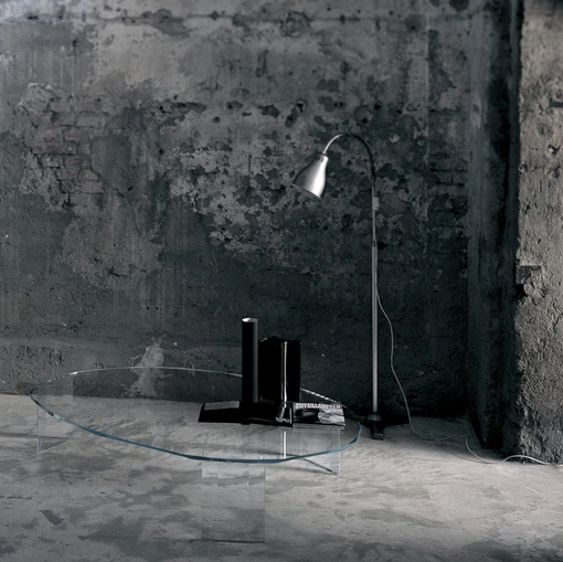 Tavolino Kooh-I-Noor in cristallo extralight con bordi irregolari di Glas Italia