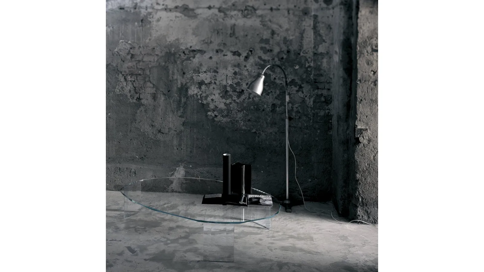 Tavolino Kooh-I-Noor in cristallo extralight con bordi irregolari di Glas Italia