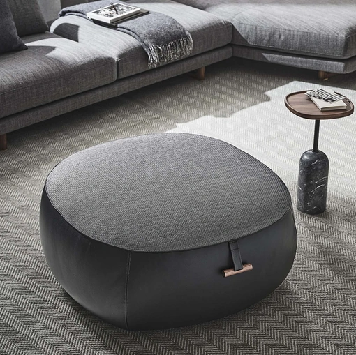 Pouf in pelle e tessuto Lagom di Porada