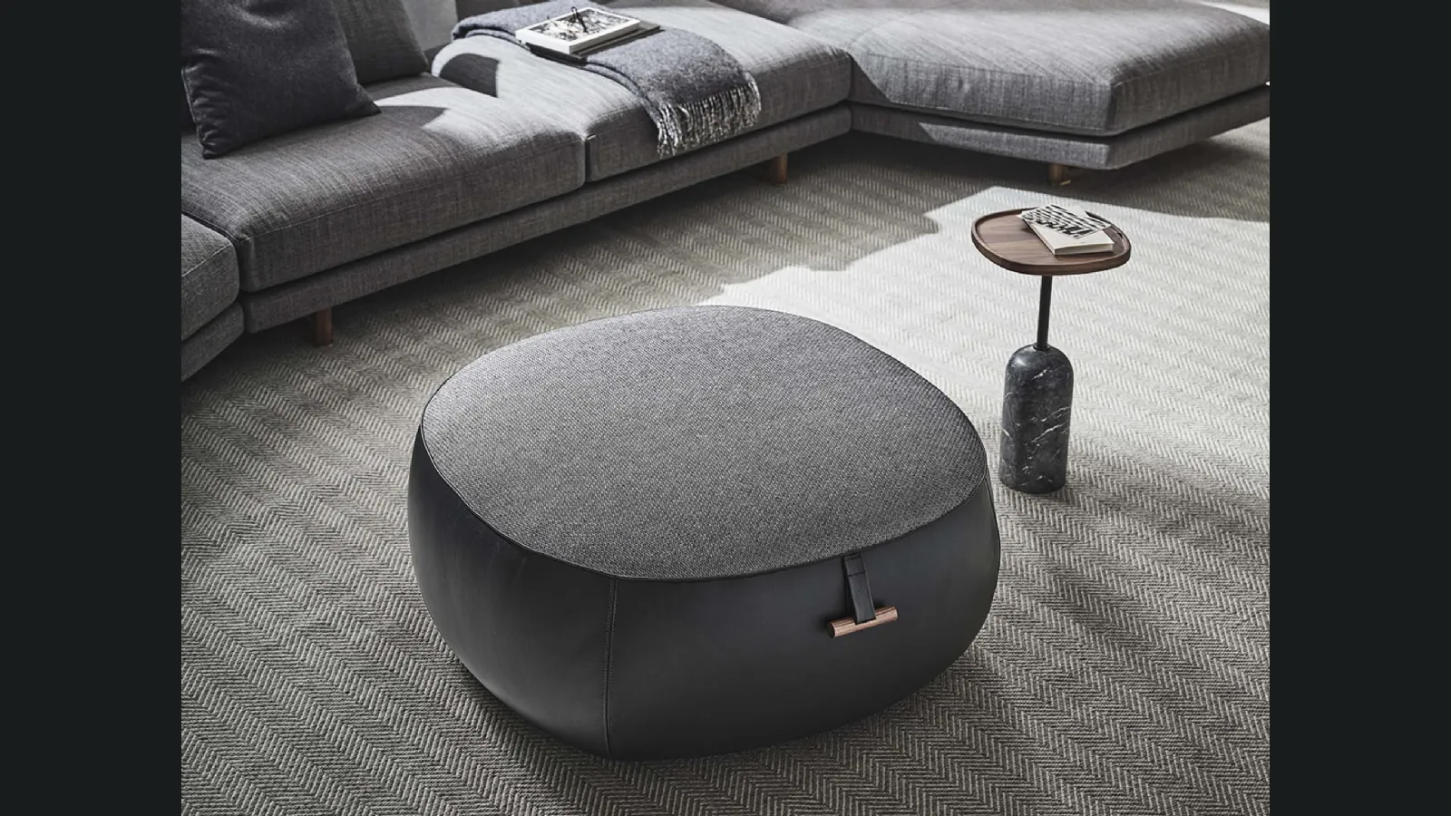 Pouf in pelle e tessuto Lagom di Porada