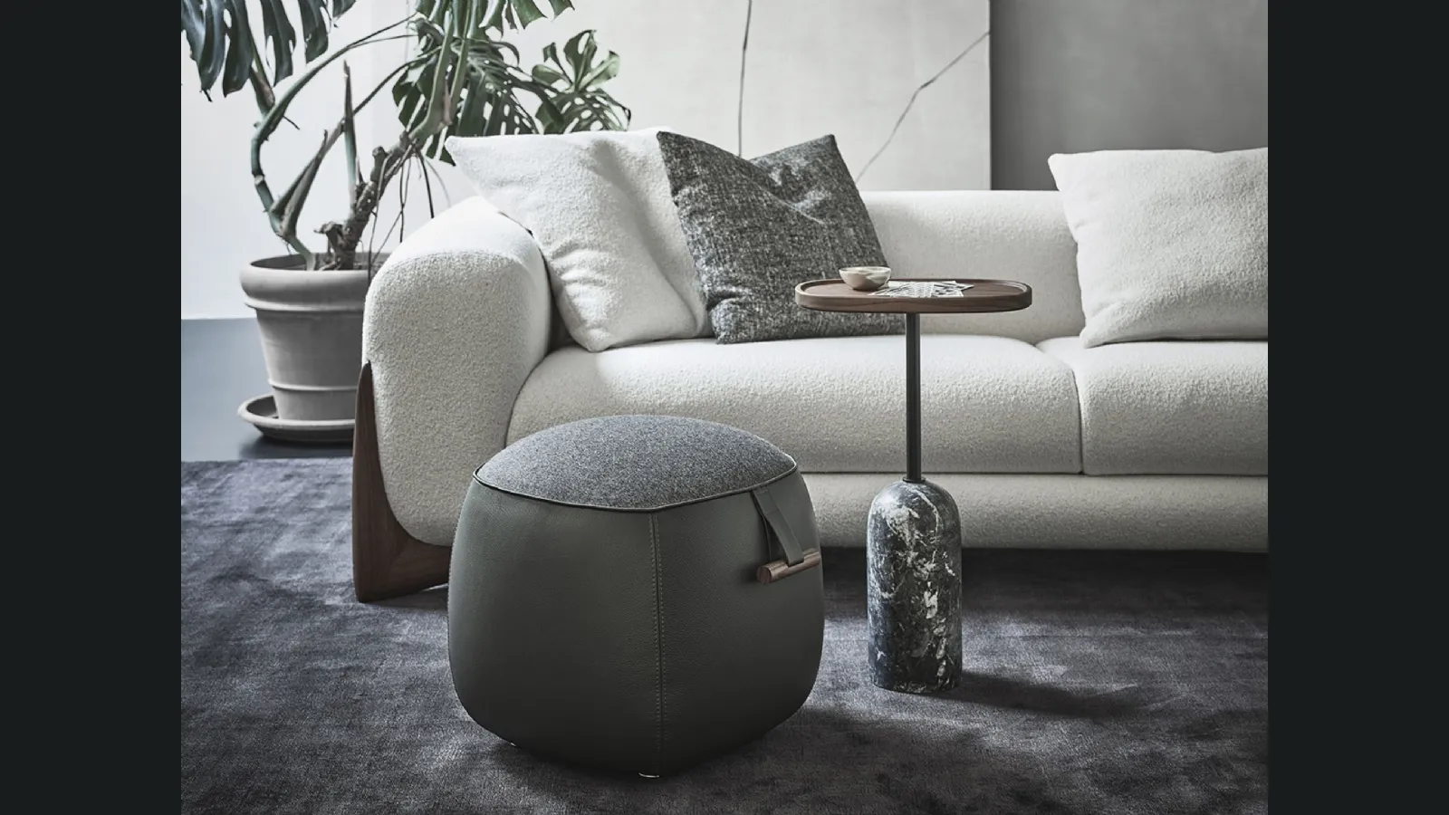 Pouf in pelle e tessuto Lagom di Porada