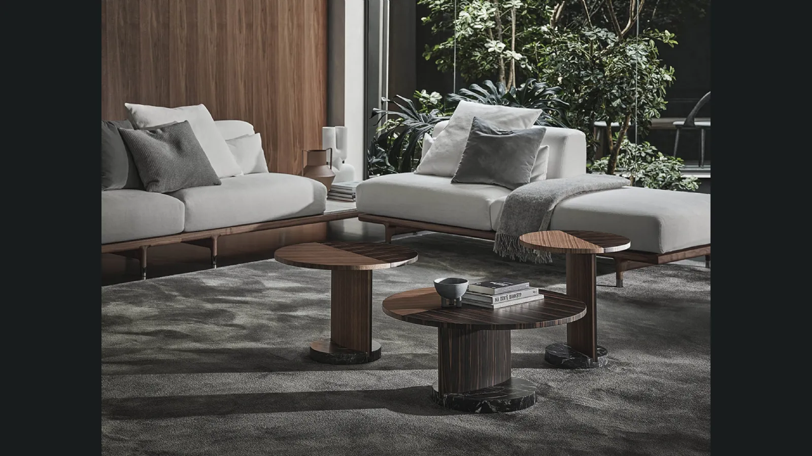 Tavolini tondi in noce e ebano con base in marmo Leaf di Porada