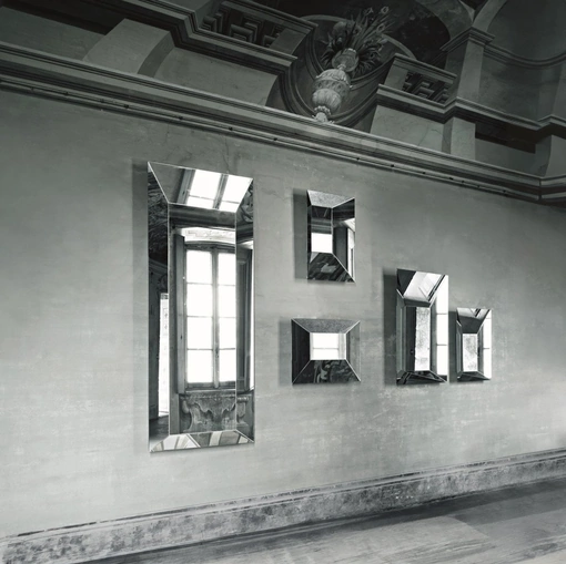 Specchi Leon Battista a forma di sfondato prospettico, disponibile in tre diverse misure di Glas Italia