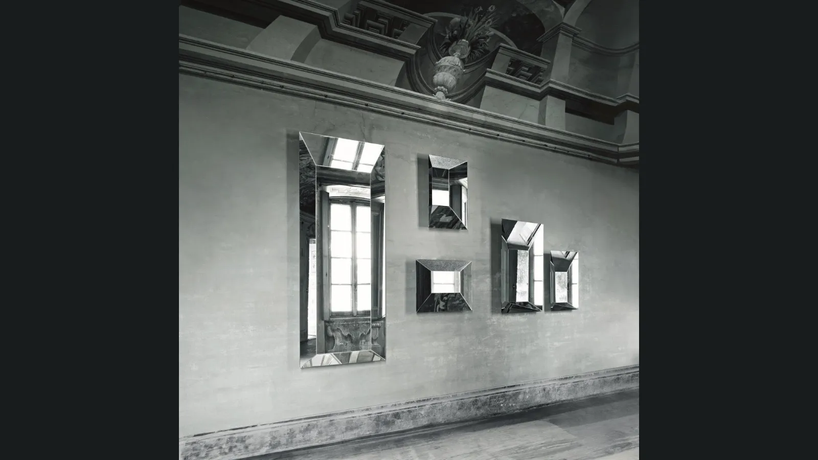 Specchi Leon Battista a forma di sfondato prospettico, disponibile in tre diverse misure di Glas Italia