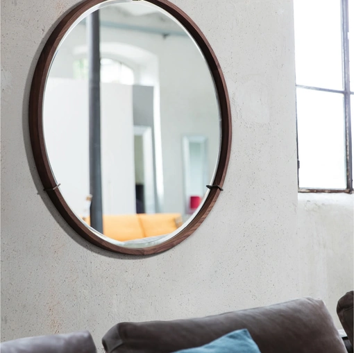 Specchio tondo con cornice in massello di noce e inserti in ottone Levante di Porada