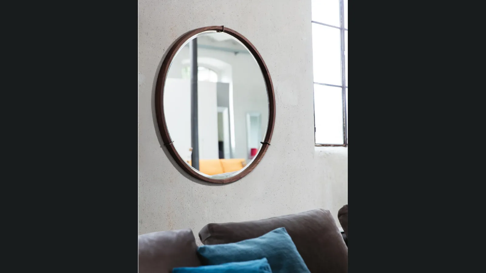 Specchio tondo con cornice in massello di noce e inserti in ottone Levante di Porada