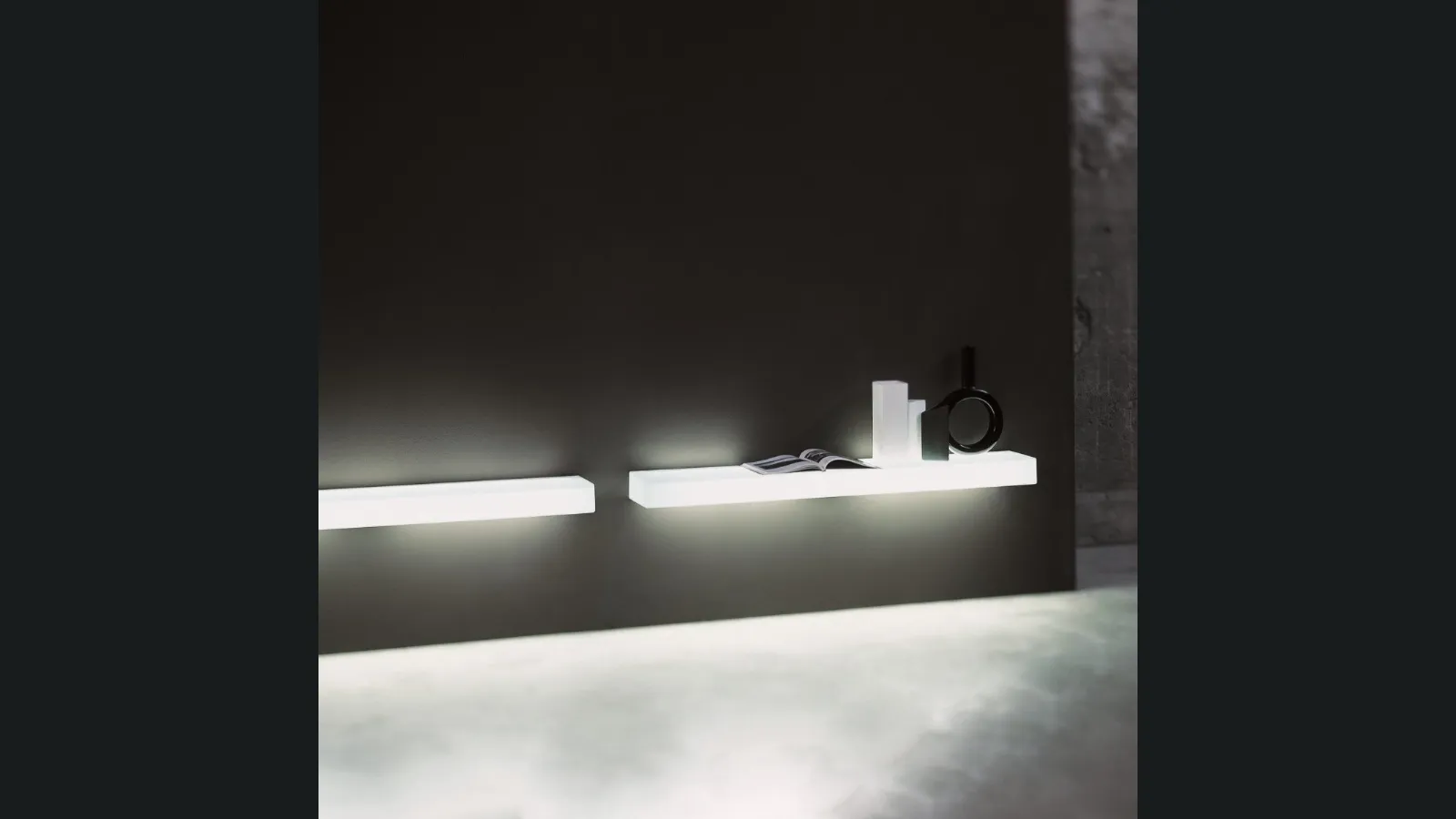 Mensola Light Light in cristallo Bianco opaco con impianto interno di luce a Led di Glas Italia