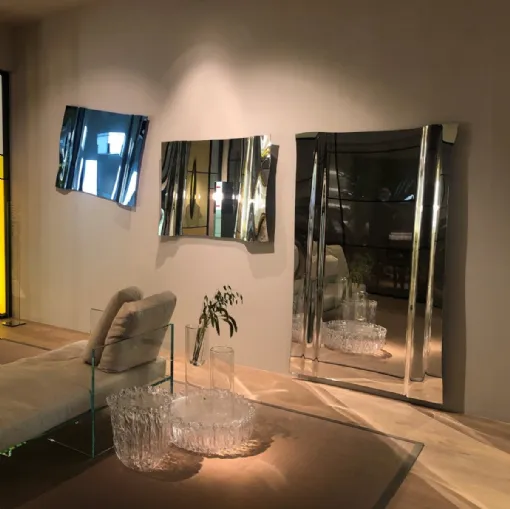 Specchi Maestrale realizzati in un'unica lastra di cristallo leggermente ondulato di Glas Italia