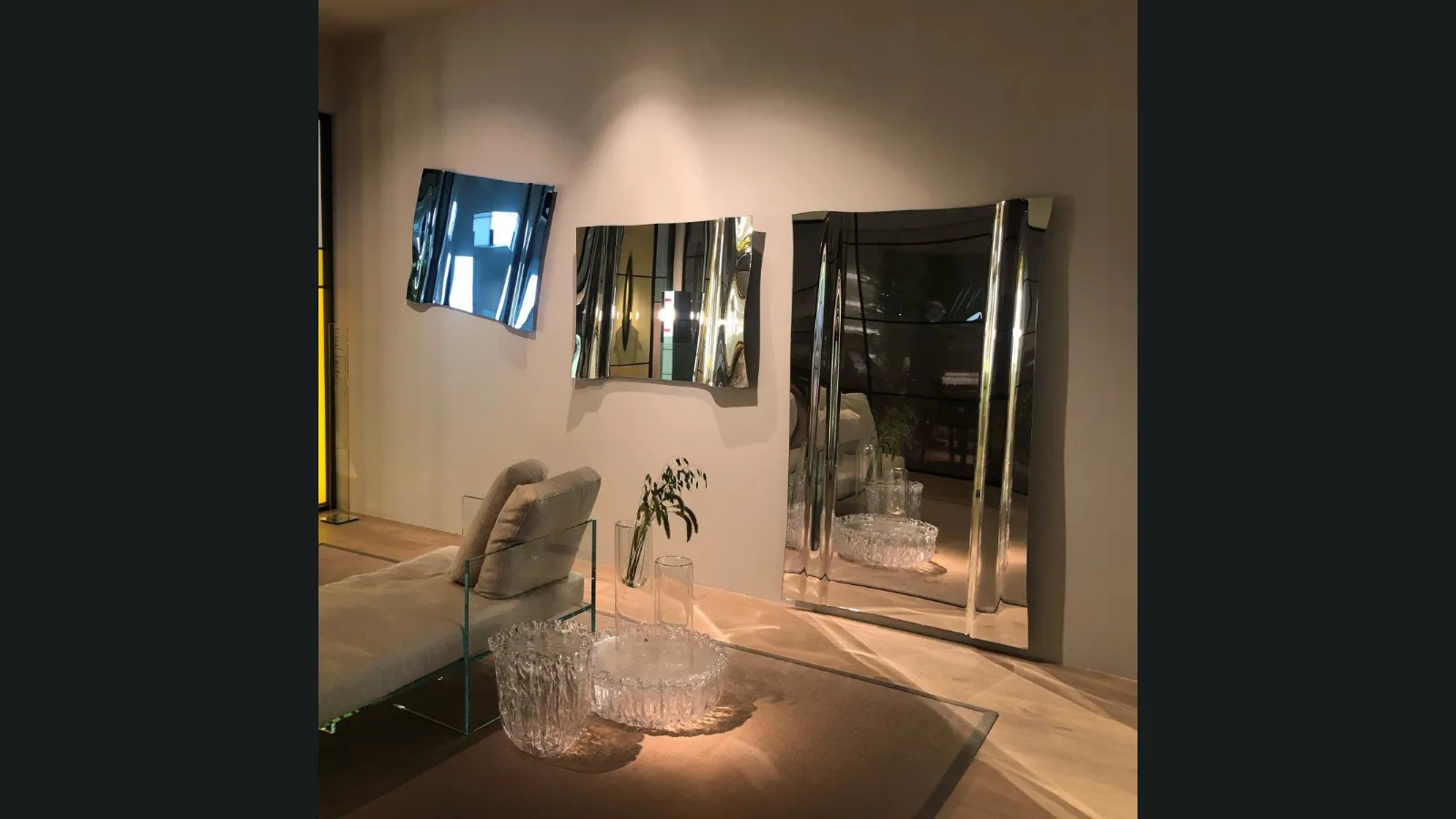 Specchi Maestrale realizzati in un'unica lastra di cristallo leggermente ondulato di Glas Italia