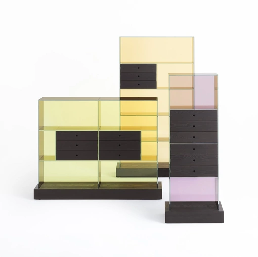 Mobili conteniori Mandarin in cristallo colorato con cassetti e base in massello di Frassino colore Moro di Glas Italia