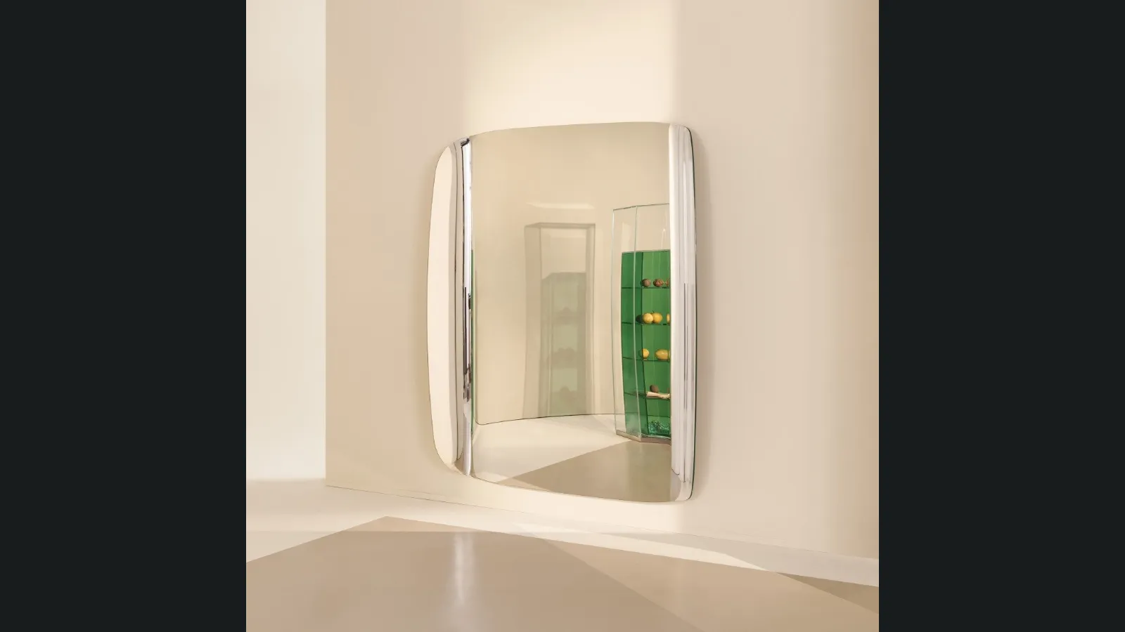 Specchio Marlene in lastra di cristallo curvato di Glas Italia