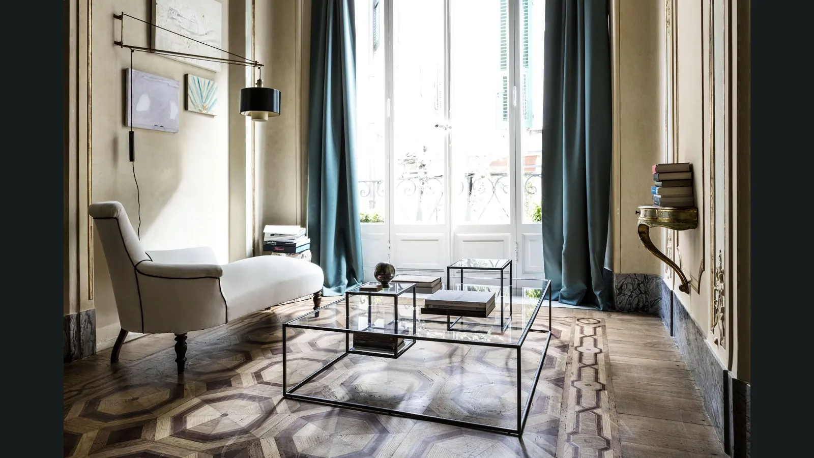 Tavolino con piani in cristallo trasparente e struttura in ferro nero Illusioni di Mogg