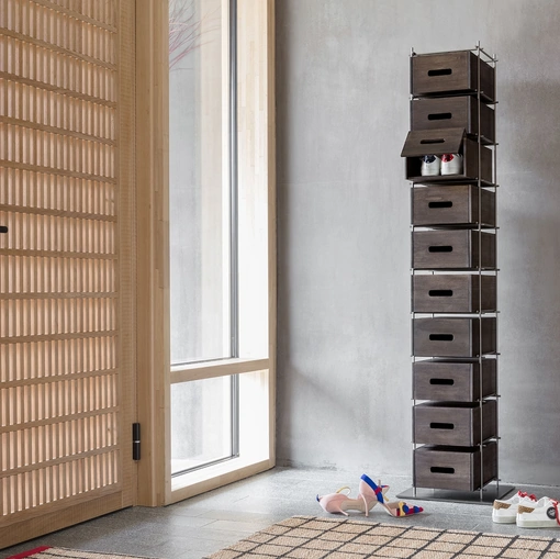 Portascarpe di design con cassetti in massello di frassino e struttura in metallo brunito Manolo di Mogg