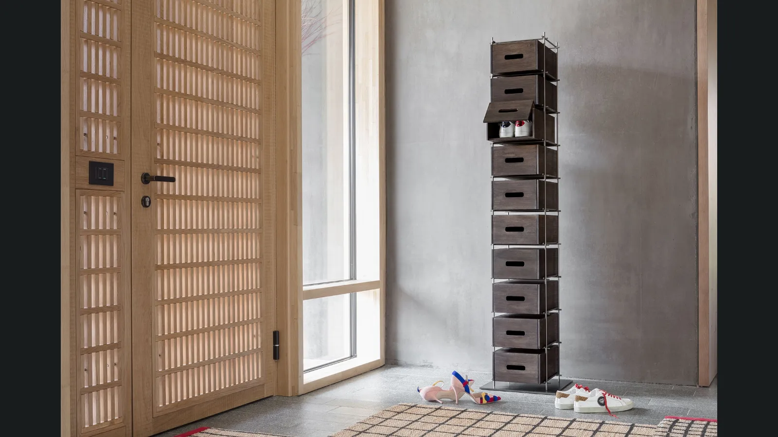 Portascarpe di design con cassetti in massello di frassino e struttura in metallo brunito Manolo di Mogg