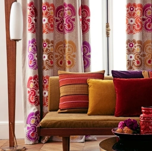 Tenda dai colori vivaci con divano Mona di Manuel Canovas