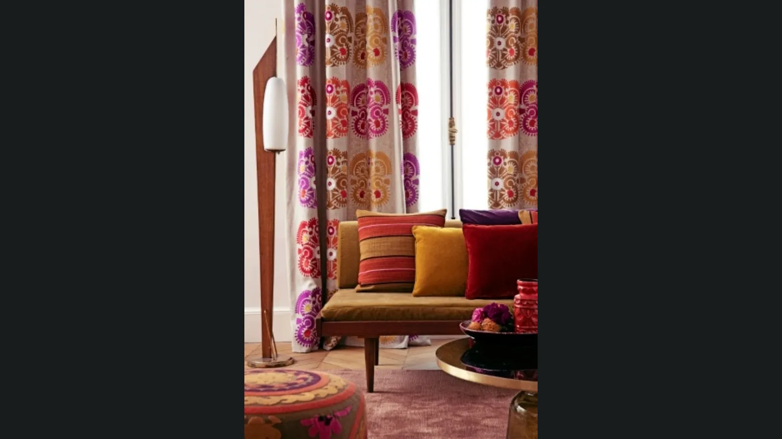 Tenda dai colori vivaci con divano Mona di Manuel Canovas