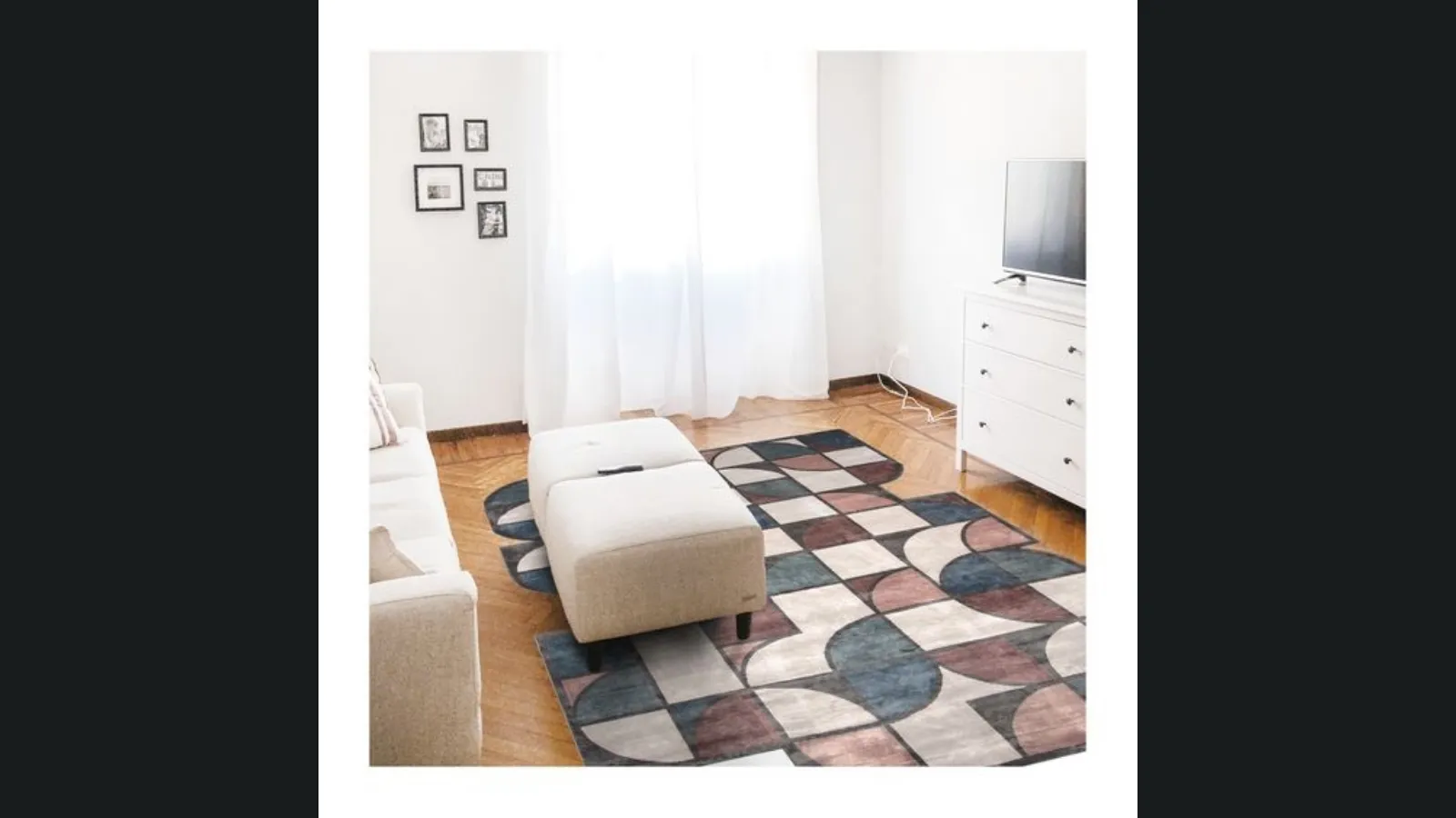 Tappeto dalla forma irregolare con disegno geometrico Monoscopio Segno Pieno Mint di Sirecom