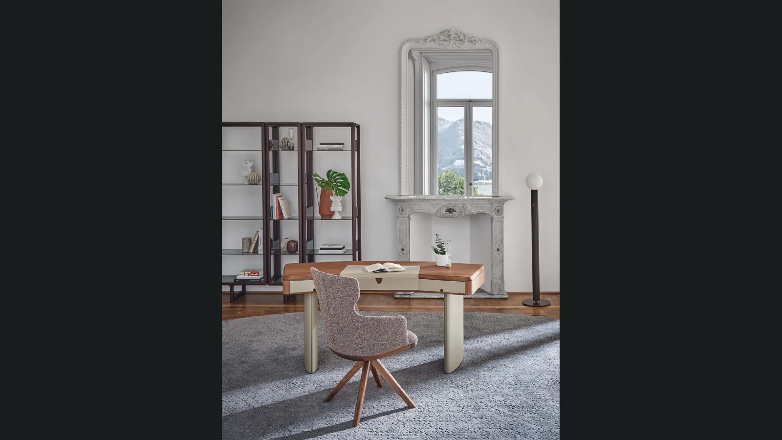 Scrittoio Moty in noce e cuoietto di Porada