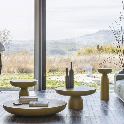 Tavolini monolitici torniti in legno massello di tiglio laccato Olo Wood di Mogg