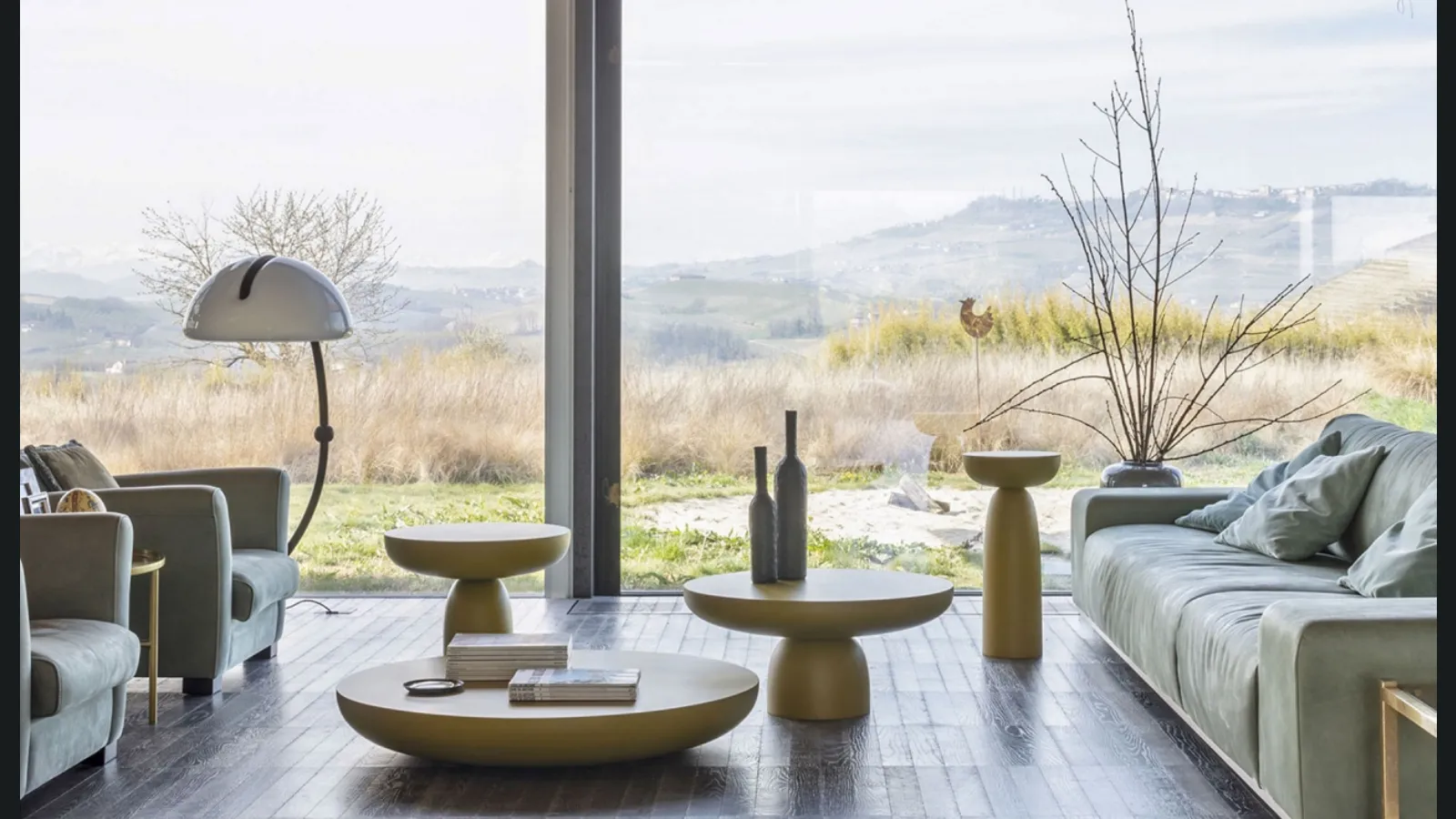 Tavolini monolitici torniti in legno massello di tiglio laccato Olo Wood di Mogg