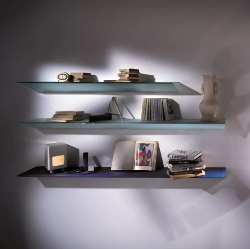 Mensola On in cristallo sorretta da un cuneo in metallo di Glas Italia