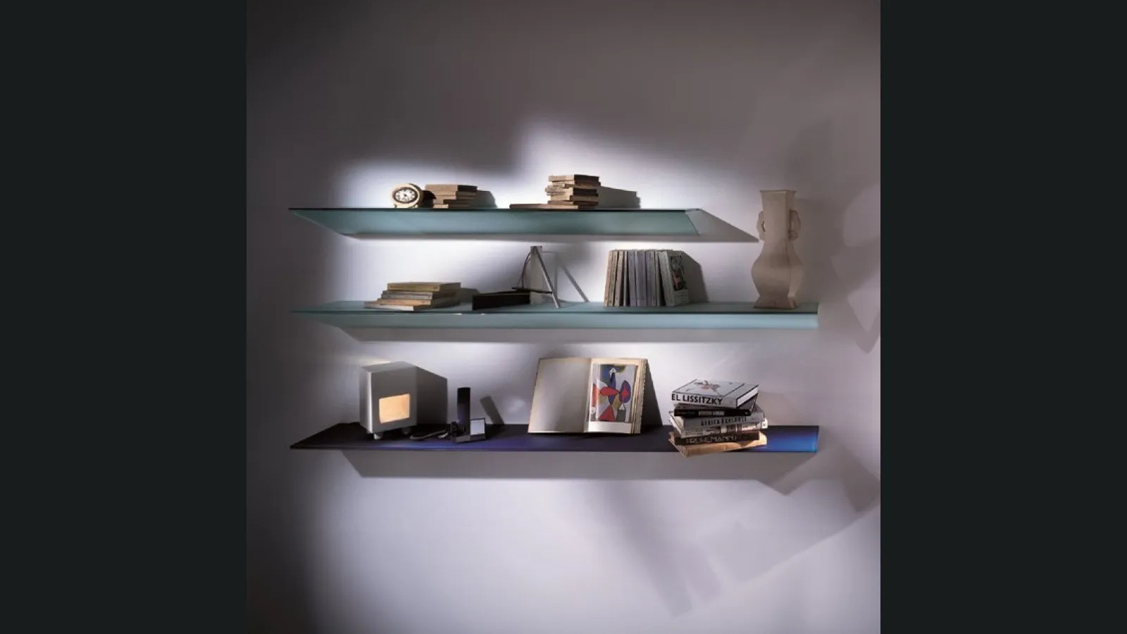 Mensola On in cristallo sorretta da un cuneo in metallo di Glas Italia