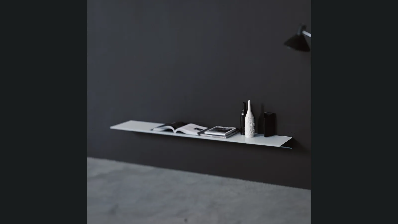 Mensola On in cristallo sorretta da un cuneo in metallo di Glas Italia