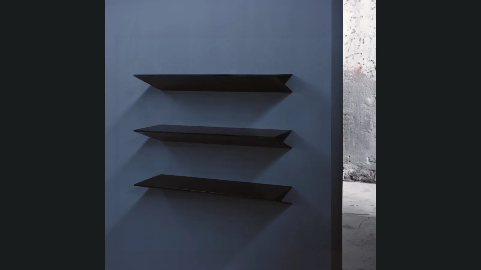 Mensola On in cristallo sorretta da un cuneo in metallo di Glas Italia