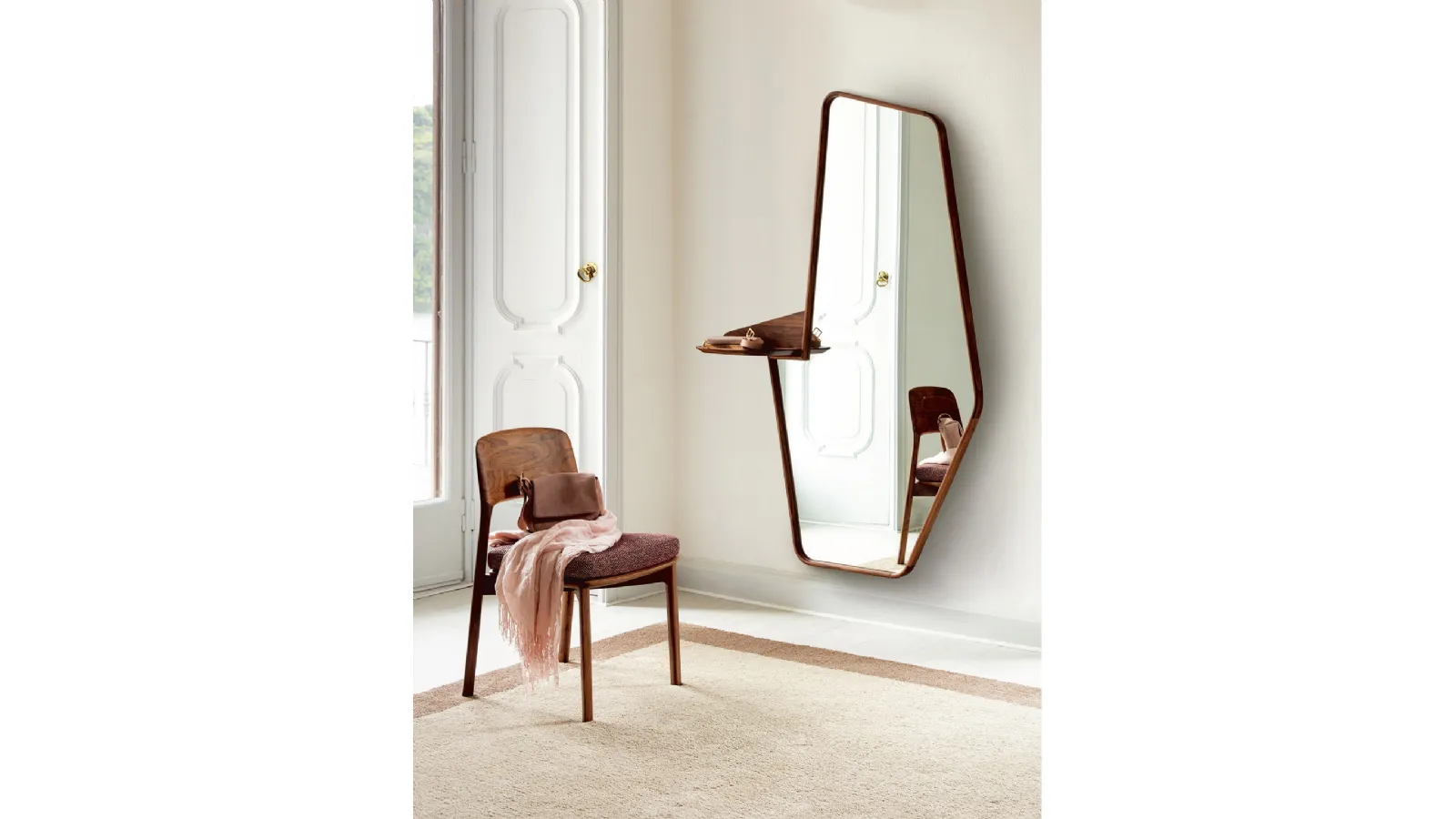 Specchiera da parete con cornice in massello di noce canaletta Ops di Porada