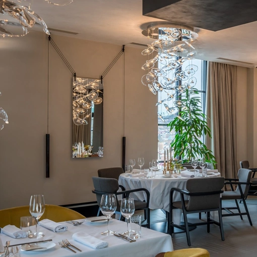 Specchio bifacciale con contrappesi da appendere al soffitto Palanco di Glas Italia