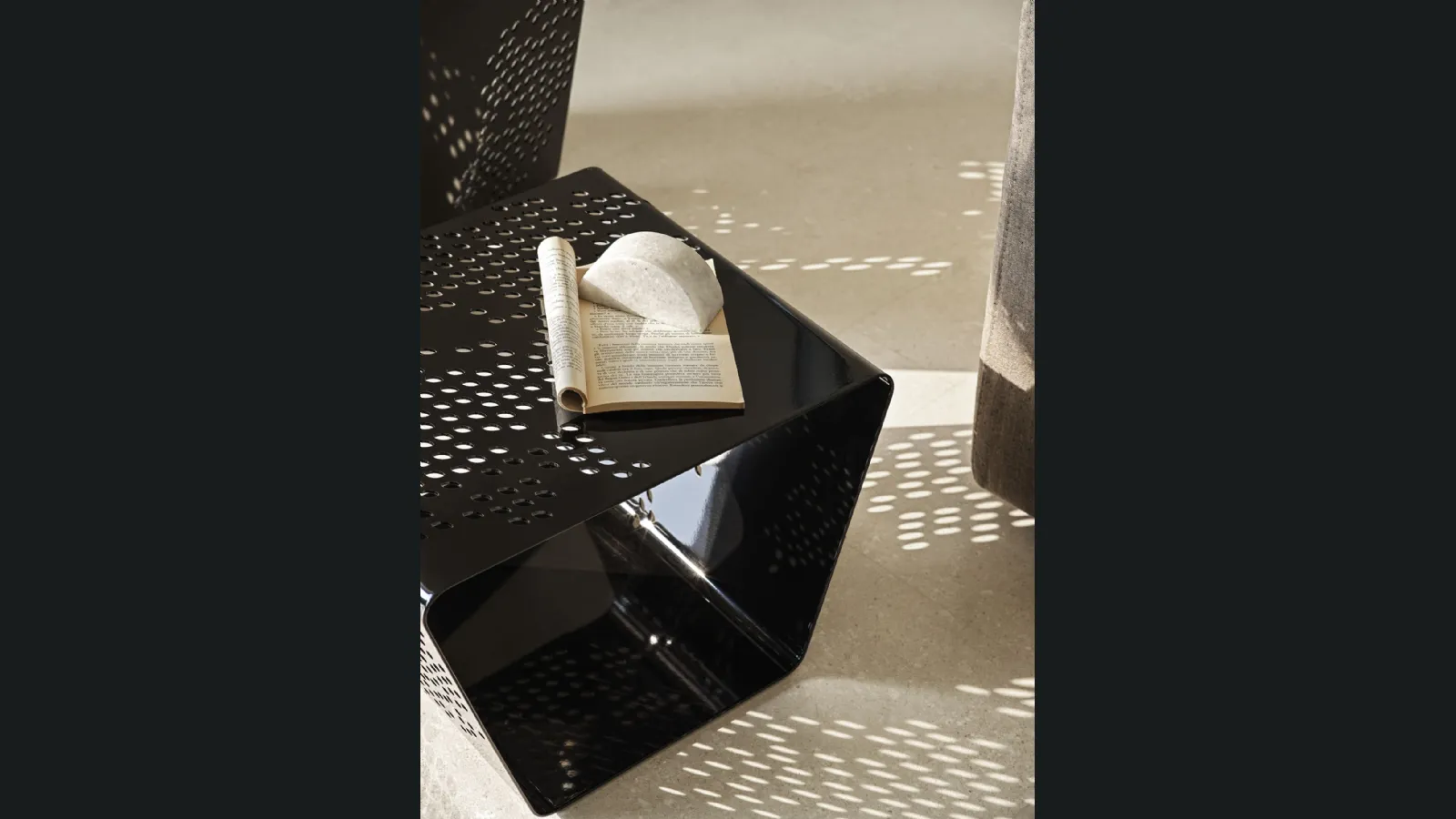 Tavolino Pattern in acciaio lavorato di Bontempi