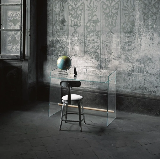 Scrittoio Pirandello in cristallo trasparente con barra poggiapiedi in legno di frassino naturale di Glas Italia