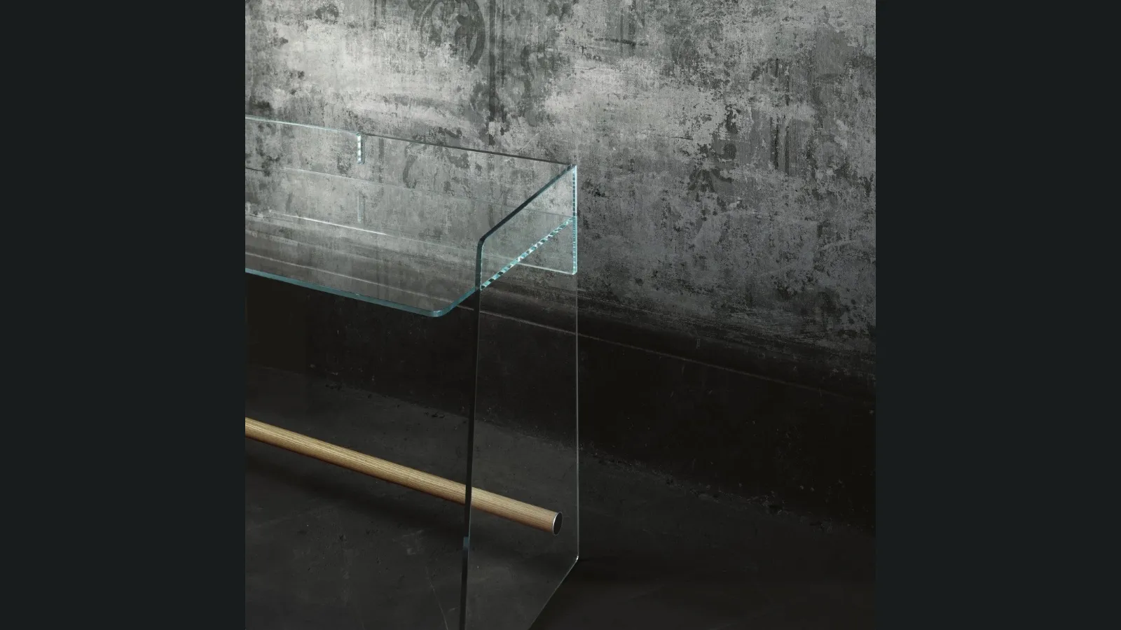 Scrittoio Pirandello in cristallo trasparente con barra poggiapiedi in legno di frassino naturale di Glas Italia