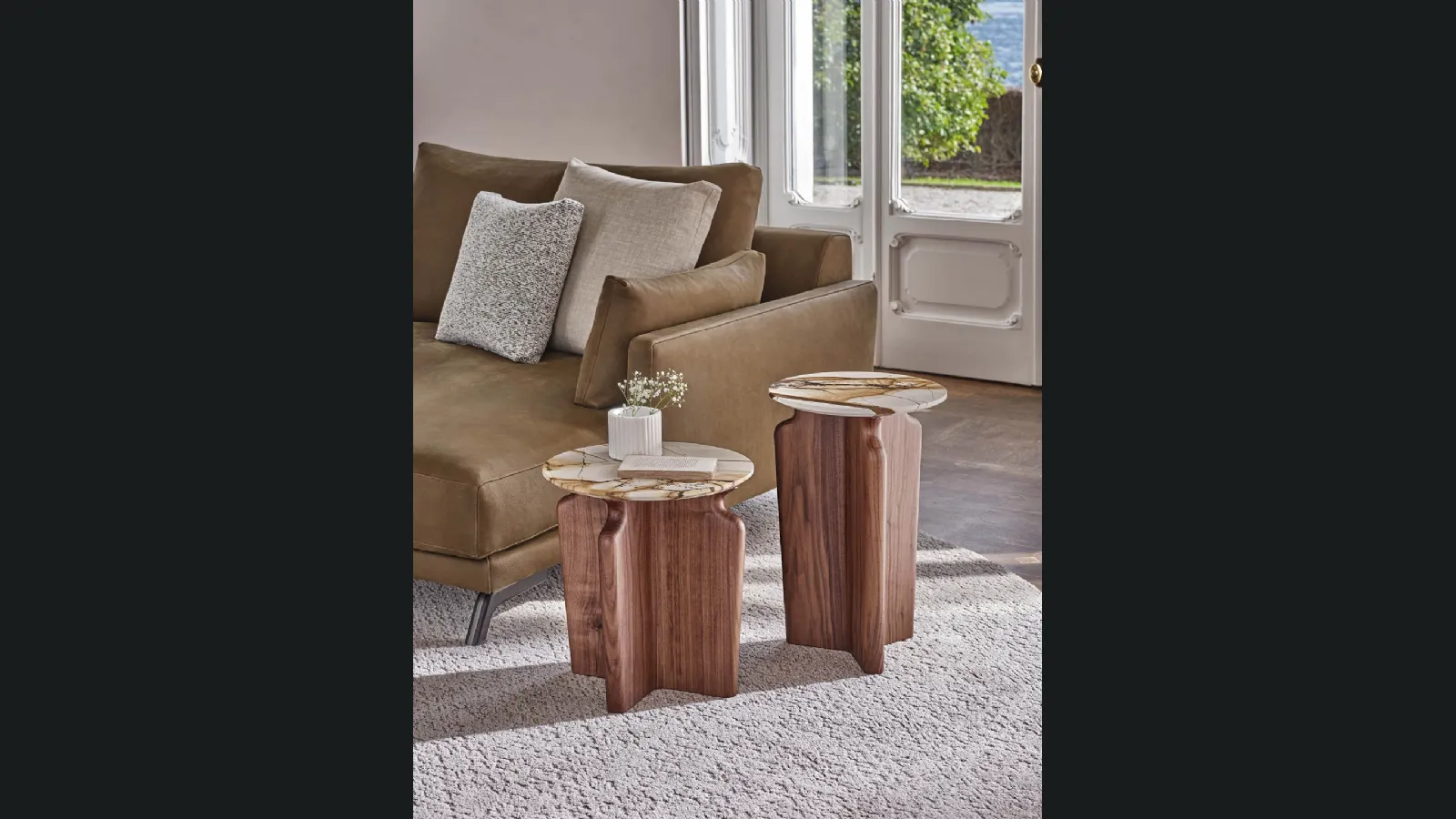 Tavolino Podi con top in marmo e base in noce canaletto di Porada