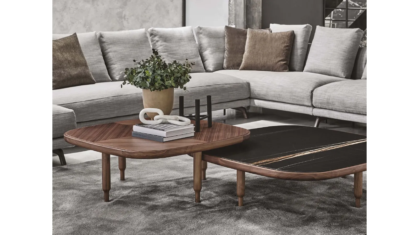 Tavolino Eckig con top in marmo o legno di Porada