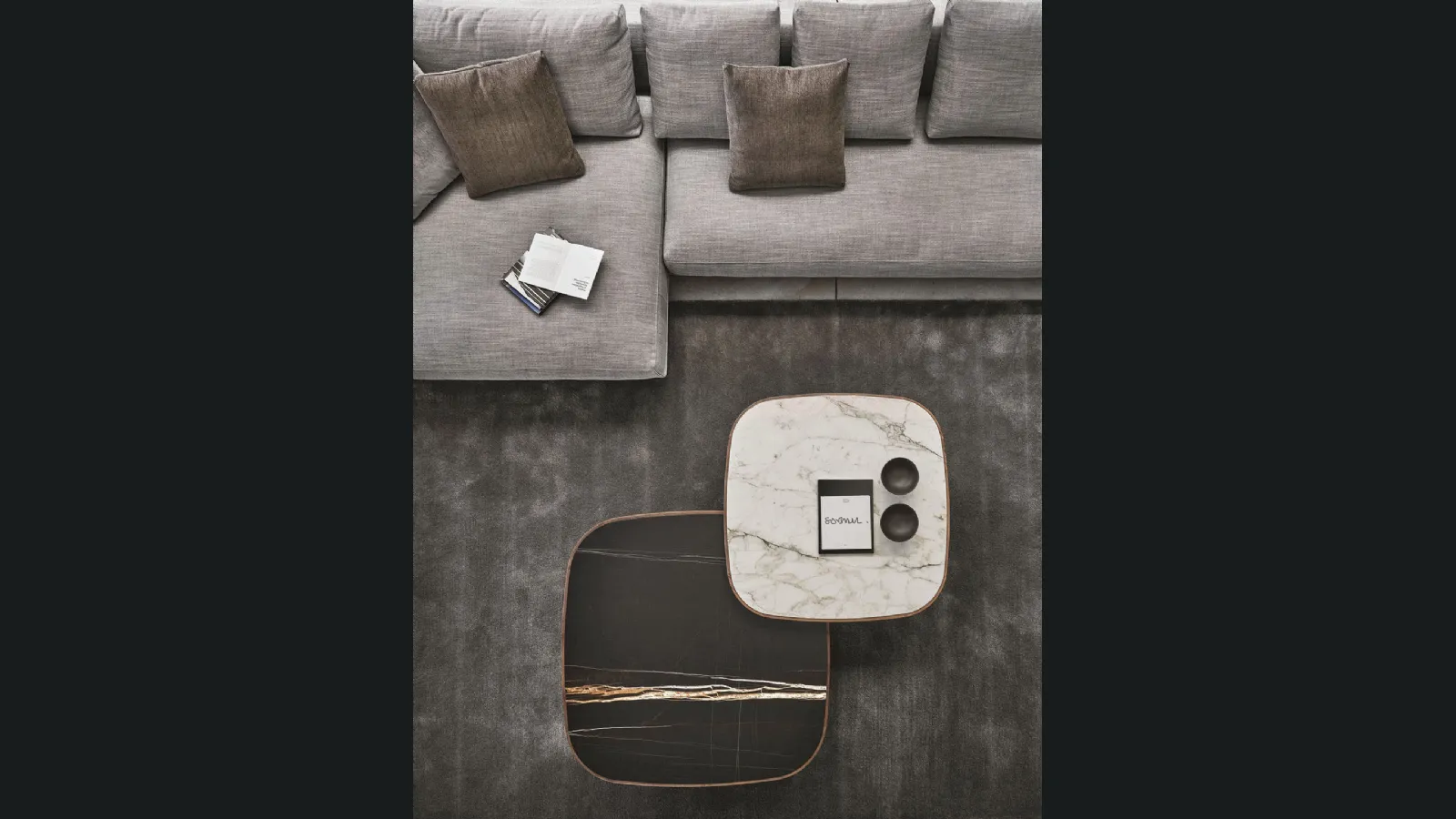 Tavolino Eckig con top in marmo di Porada