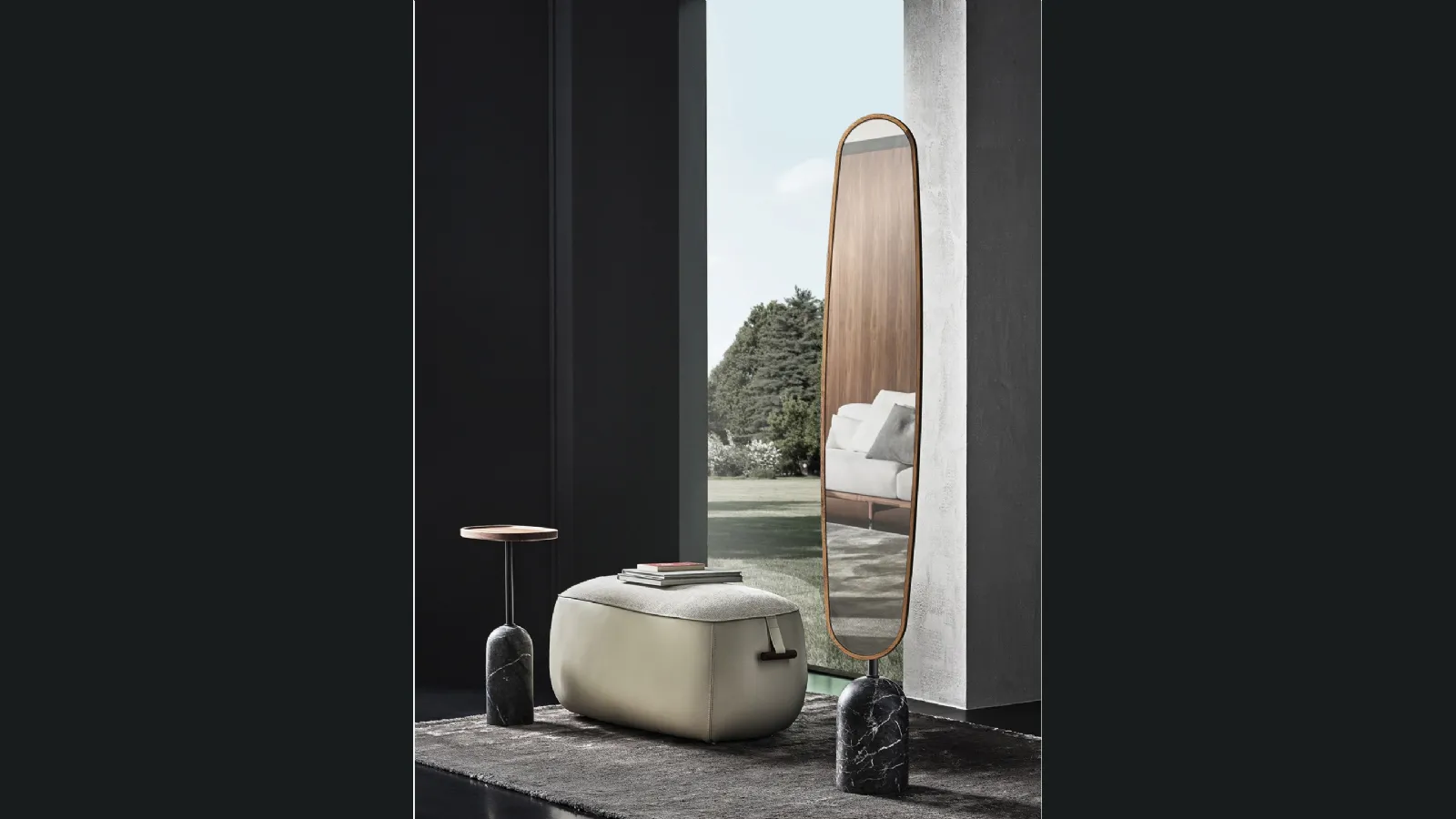 Specchiera Ekero Mirror con cornice in legno e base in marmo di Porada