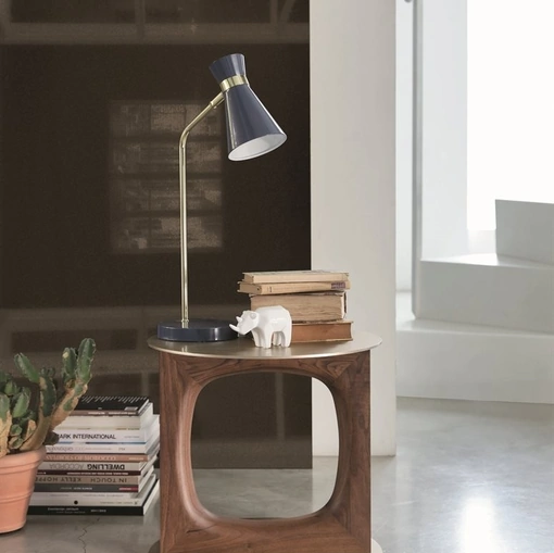 Tavolino di design con supporto centrale in massello di noce canaletta e piano e base in metallo finitura ottone spazzolato Tenco di Porada