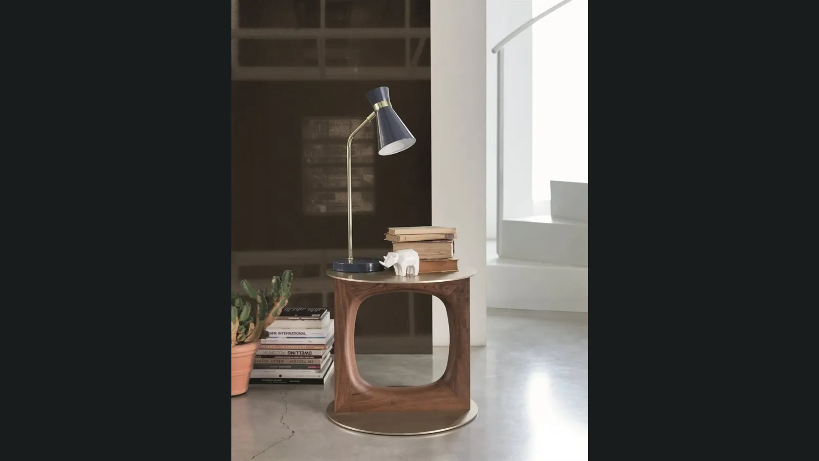 Tavolino di design con supporto centrale in massello di noce canaletta e piano e base in metallo finitura ottone spazzolato Tenco di Porada