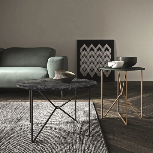 Tavolino rotondo MW con base in metallo e top effetto marmo o laccato opaco di Presotto