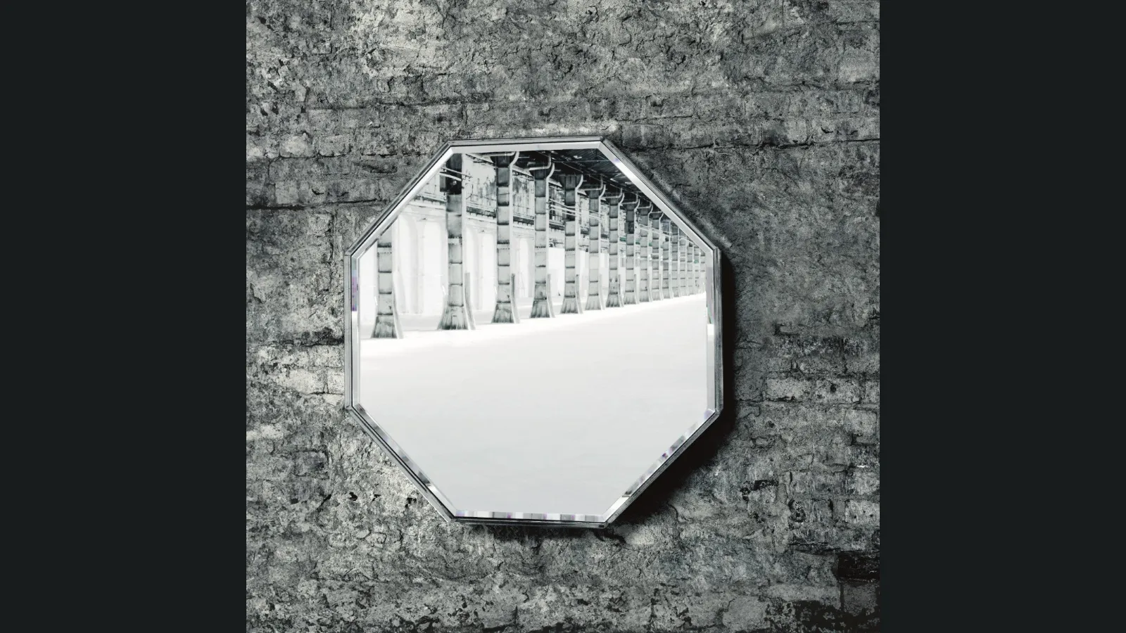 Specchio Prism ottagonale con cornice in cristallo di Glas Italia