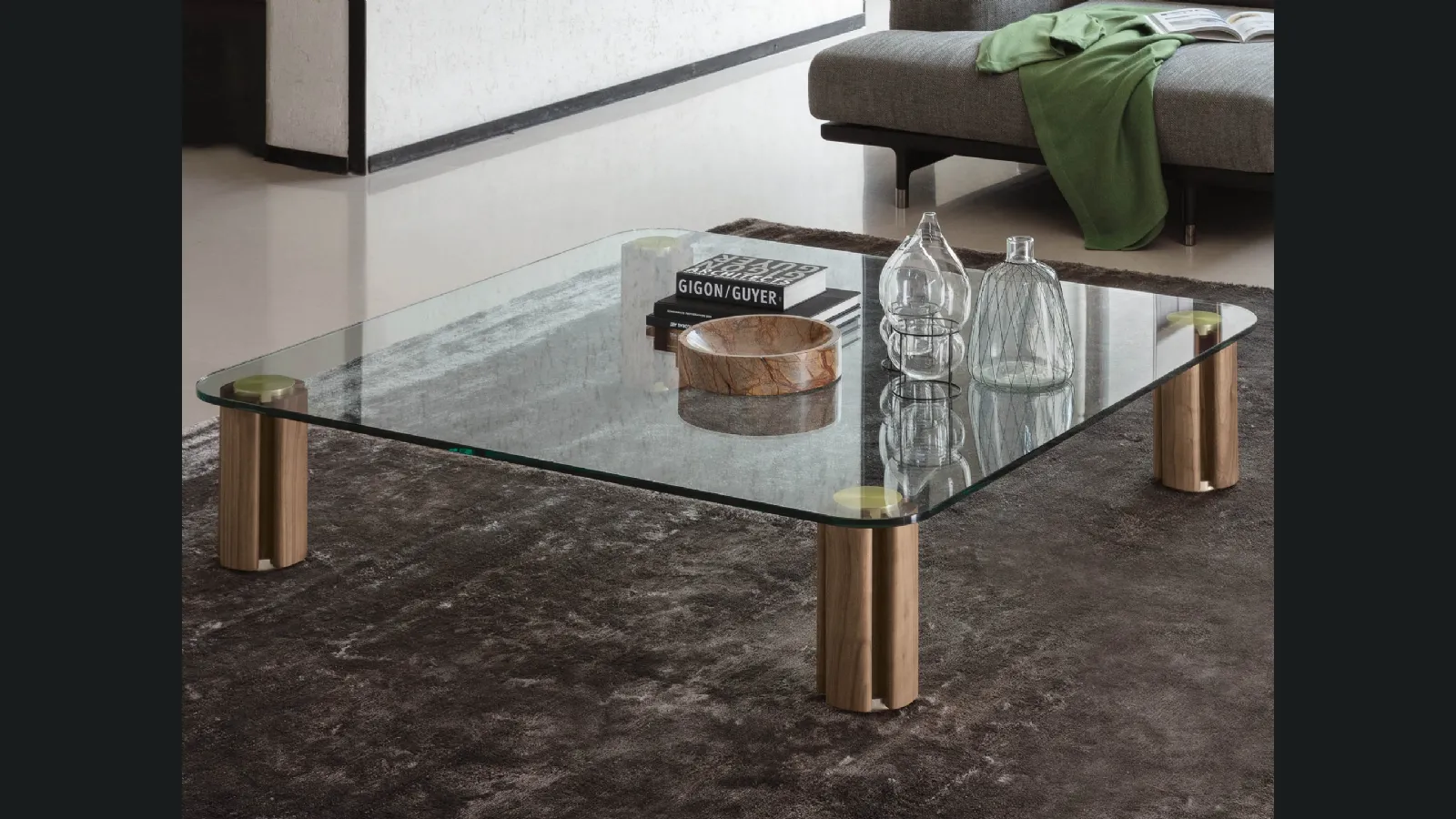 Tavolino quadrato basso con piano in cristallo trasparente Quadrifoglio di Porada