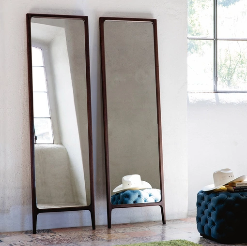 Specchiera da terra Rimmel con cornice in legno di Porada