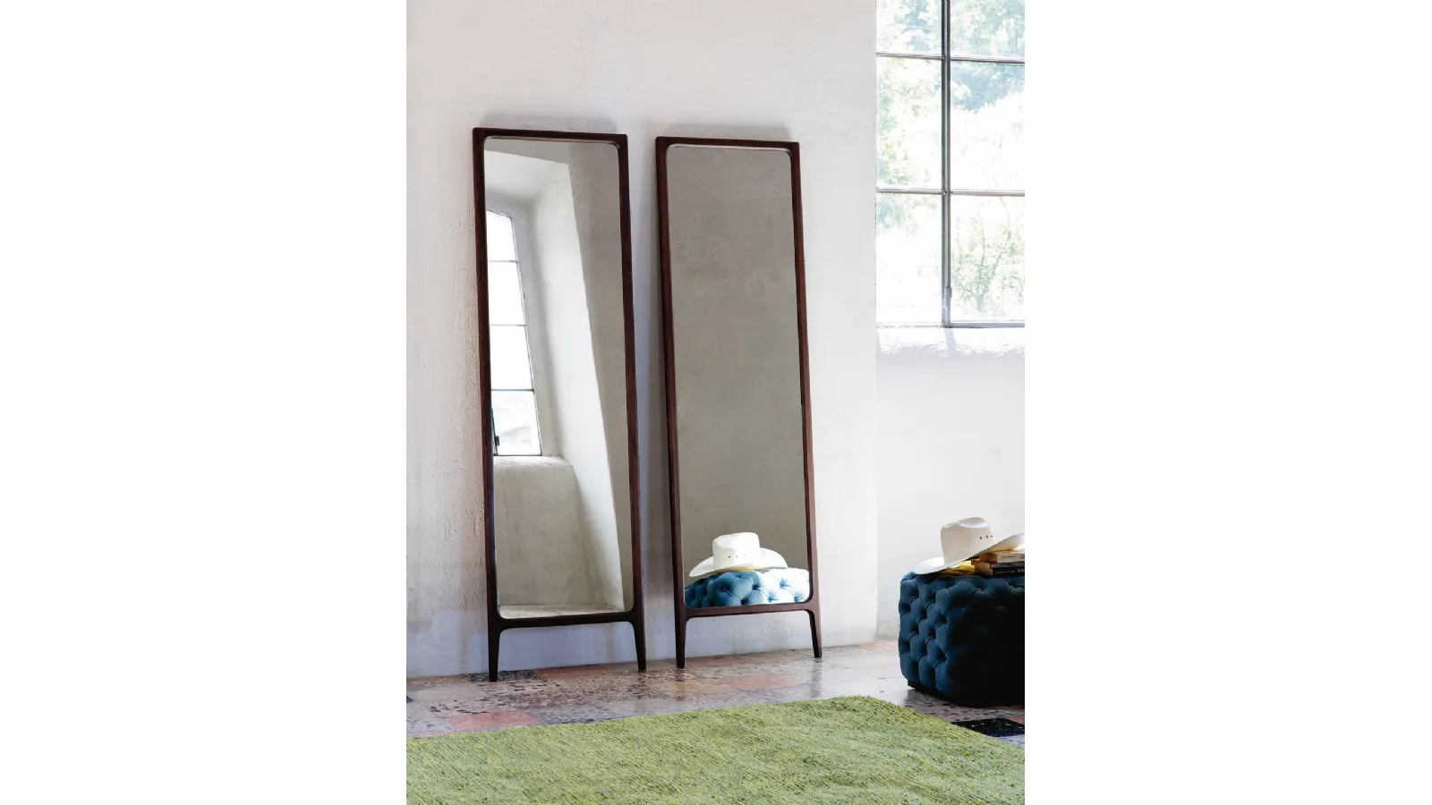 Specchiera da terra Rimmel con cornice in legno di Porada